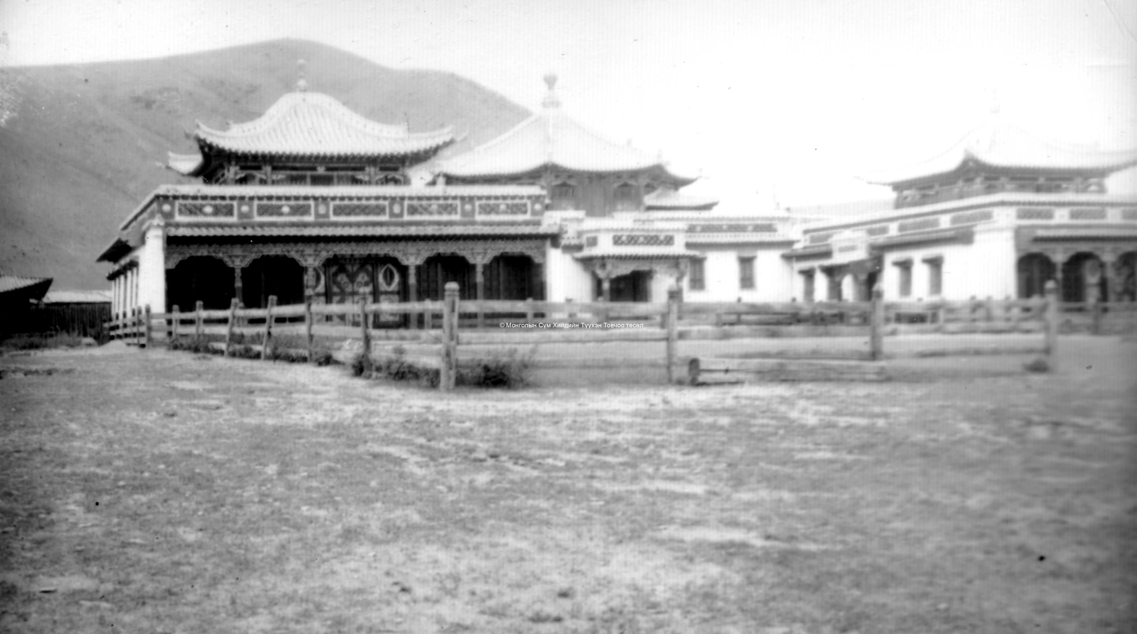 Düinkhor datsan, the main assembly hall, and Jüd datsan from the South. Film Archives K-24217, taken by Kondratyev in the 1920s Düinkhor datsan, the main assembly hall, and Jüd datsan from the South. Film Archives K-24217, taken by Kondratyev in the 1920s